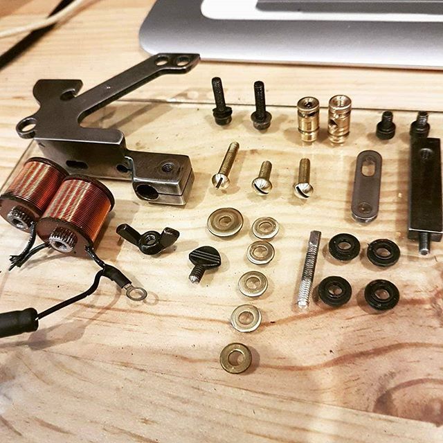 Cursos de calibrado y reparación de maquinas para tatuar.